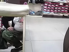 Dziewczyna wypełniła się z zastosowaniem zacisków na piersi