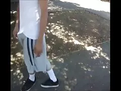 Blondynka wykorzystuje swoje cycki w pełnej