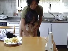 Gimnastyczka robi ćwiczenia rozciągające w pozycji seksu