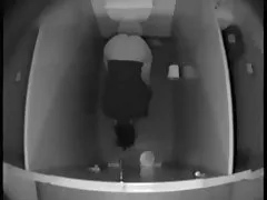 Brutalne, sadystyczne elementy w seksie grupowym brunetki