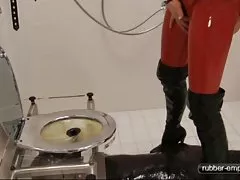 Namiętny seks na czerwonej kanapie