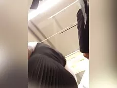 Namiętna brunetka spuści od członka kochanka