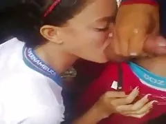 Młoda brodawki wydobywa spermy z dwóch pni