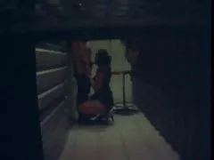 Dziewczyna wzięła się w głębokie gardło członkowie czterech mężczyzn