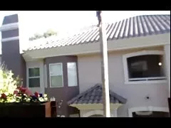 Staruszka ma się dildo u stóp ruin