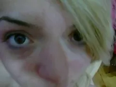 Dziewczyna dostała orgazmu od wibratora - twarda suka