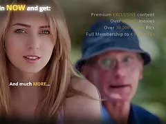 Dziewczyny rytmicznie spełniają ustami kilku mężczyzn