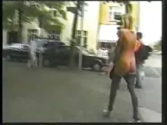 Łysy facet postanawia odebrać laski na ulicy!