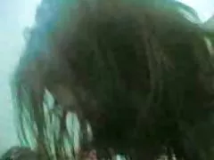 Brunetka odsłania brzuszek