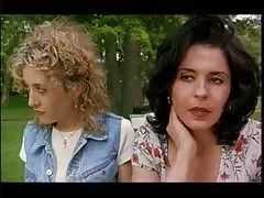 Fitness instruktor pracuje udoju