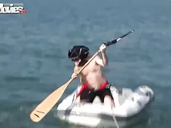 Na paski kanapie zaczęli gorącym seksem