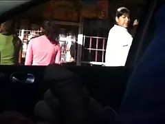 Dwoje młodych ludzi się kochają przy basenie