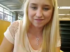 Nagrał swoją sąsiadkę, jak ona cycki