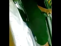 Stara kobieta spełnia się dildo