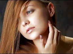 Delikatna blondynka bawi się z dużym kutasem