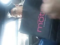 Ciemna skóra lwica otwiera wszystkie swoje tajemnice wielkiego białego kutasa