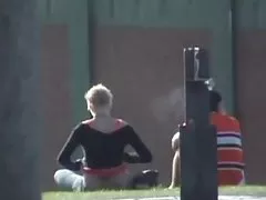 Tłum facetów wypełnione spermą młodą brunetkę