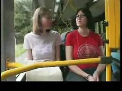 Dziewczyna bawi się z cipki i dostaje orgazmu