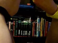 Brittany shae bierze zabawkę i zaczyna się masturbować.