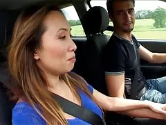 Laska z dużymi na torze przyciąga klienta