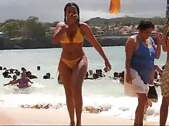 Dziewczynka pieści cipkę