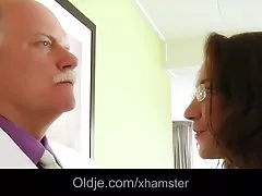 Dwie pochwy kobiety i sąsiad w okularach