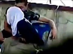 Dziewczyna pracuje w auto