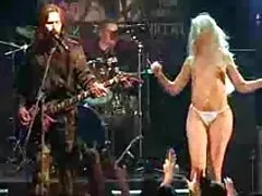 Kusząca dziewczyna w banku