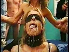 Dziewczyna w różowej bieliźnie uprawia miłość