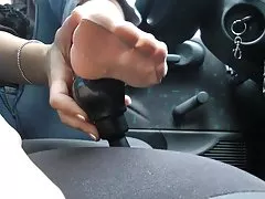 Brunetka pieści się na łóżku