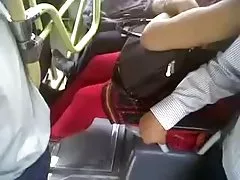 Dziewczyna z ciemnymi sutkami w seksownej bieliźnie