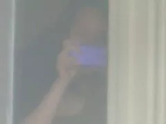 Mężczyzna sprawia, że złoty deszcz na dwóch suk