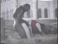 Kissy kapri jeździ na sztucznej