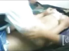 Ogolone, koleś naciąga na członek blondynkę