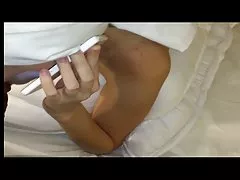 Kobieta bawi się z posłuszny mężczyzną, mając go strapon i próbuje wibrator