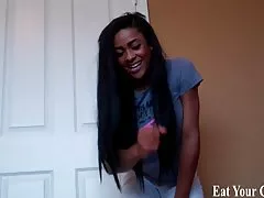 Dziewczyna w jeansowych szortach kręci pupą