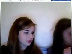 Blondi pieści sobie palcami