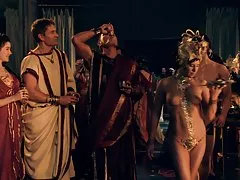 Naga blondynka stara się ze wszystkich sił