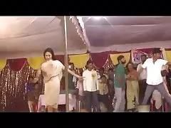 Szczupła dziewczyna przyszła się zabawić w męskiej łaźni