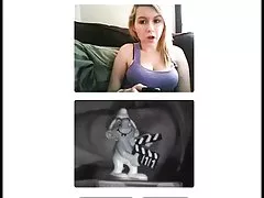 Trzy dziewczyny przywiązany faceta i ssać jego kogut