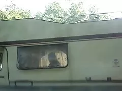 Wibrator w owłosione cipki i chciwe palce w otwór